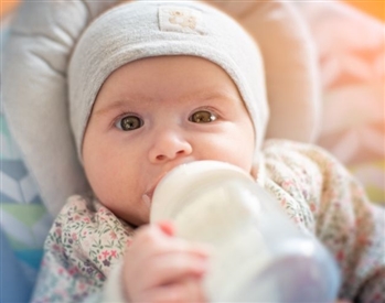 Yenidoğan bebeğin aç olup olmadığını nasıl anlayabiliriz.