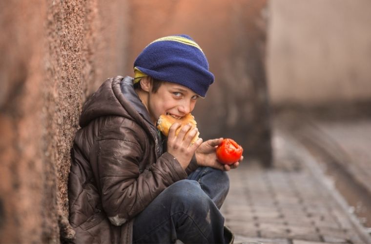 Acıyan Çok Ama Ekmek Veren Yok atasözünün anlamı nedir. Acıyan Çok Ama Ekmek Veren Yok atasözü ne demek.