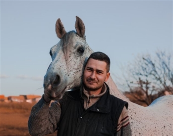 At Sahibine Göre Kişner atasözü ne demek.