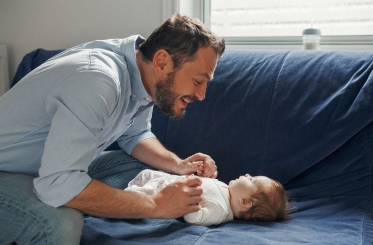 Bebeğin kulağına ezan ne zaman okunur. Yeni doğan bebeğin kulağına ezan ve kamet okunma zamanı.