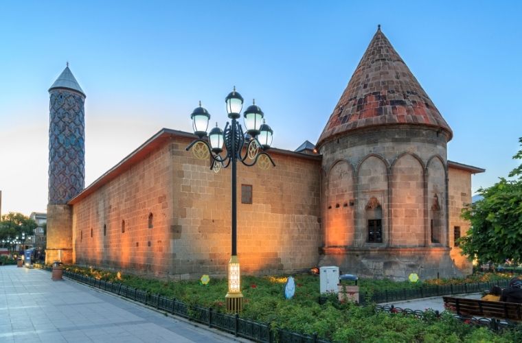 Hak şerleri hayr eyler ilahisi. Erzurumlu İbrahim Hakkı hazretlerinin Tefviznâme’sinden bazı bölümler.