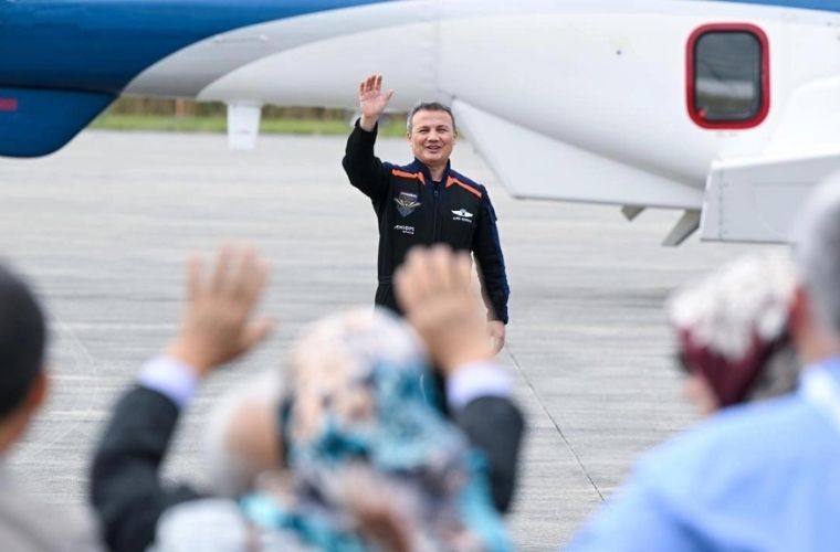 İlk Türk astronot Alper Gezeravcı’nın eşi ve ailesi.