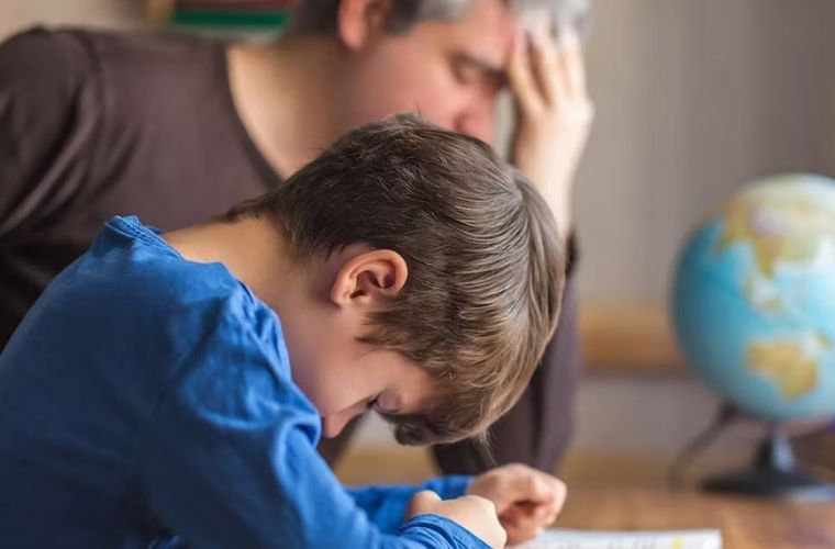 Kaygılı ebeveynler. Çocuk yetiştirmede anne baba kaygısı. Anne ve babaların çocukları için kaygılanmaları ve kaygı yönetimi.