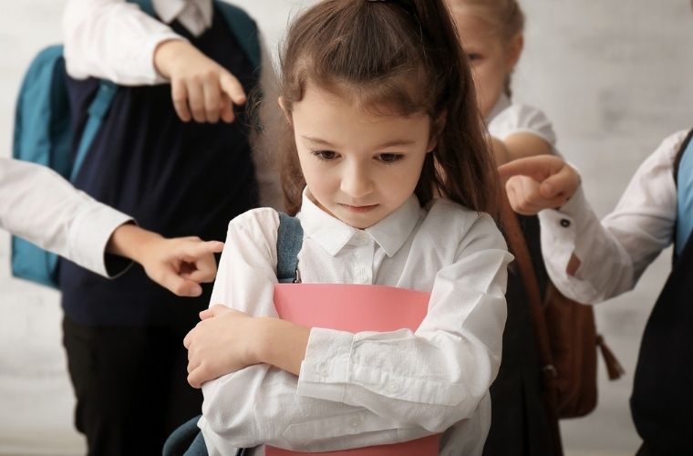 Kızım arkadaşları tarafından dışlanıyor. Kızım arkadaşlık ilişkilerinde problem yaşıyor.