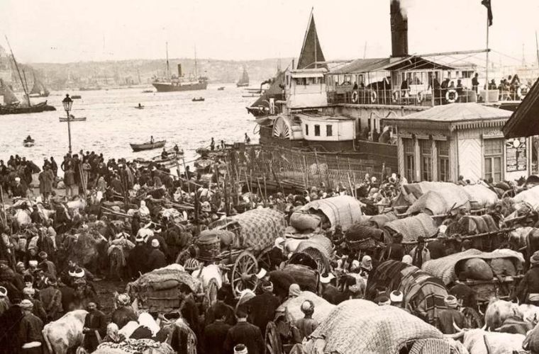 Osmanlıda göç eden Türkler. İstanbul göç fotoğraf.