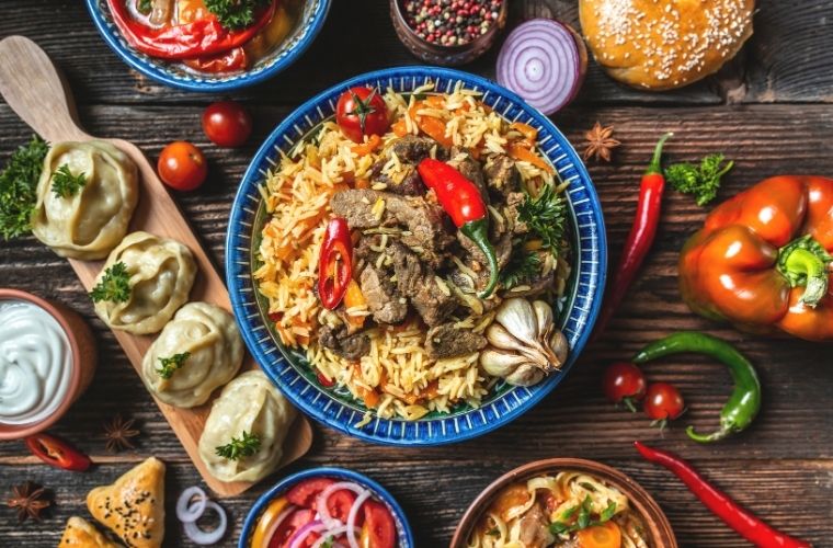 Özbekistan’da ramazan gelenekleri. Özbekistan’da ramazanda iftar gelenekleri, özbek pilavı, samsa böreği ve nişalda tatlısı.