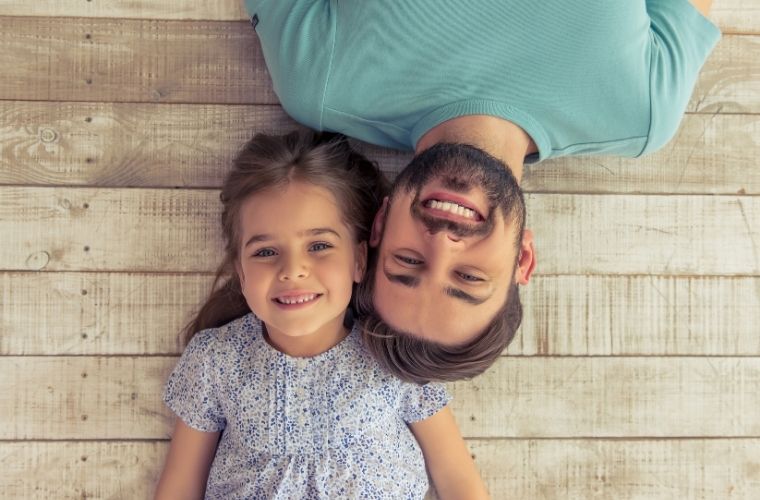 Çocuklarda özsaygı gelişimi için onlara sevgi ve ilgi gösterin.