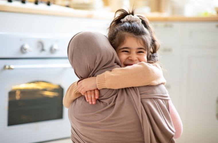 Rüyada anne görmek nasıl yorumlanır. Rüyada annesini sevinçli görmek. Rüyada annesi ile konuşmak.