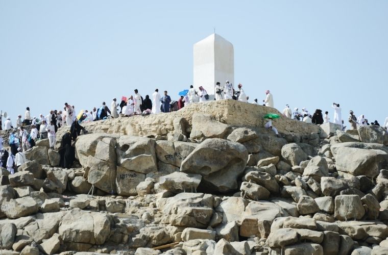 Rüyada Arafat dağını görmek nasıl yorumlanır. Rüyada Arafat’ta vakfeye durduğunu görmek. Rüyada hac mevsiminde Arafat’ta olduğunu görmek.