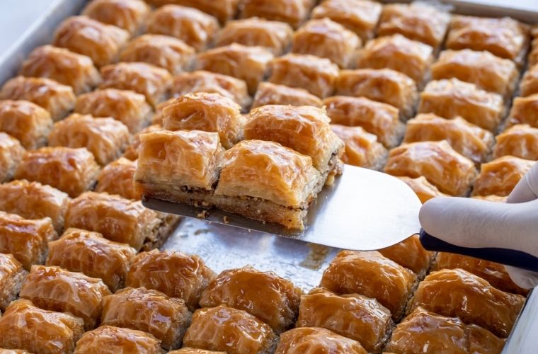 Rüyada baklava görmek. Rüyada baklava yediğini görmek. Rüyada baklava ikram ettiğini görmek. Rüyada baklavacı görmek.