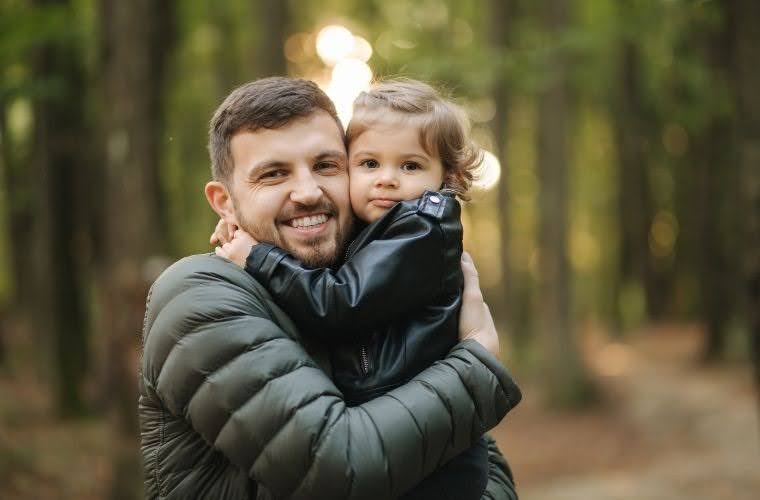 Rüyada birinin boynuna sarıldığını görmek. Rüyada eşinin boynuna sarılmak. Rüyada eşiyle kucaklaştığını görmek ne anlama gelir.