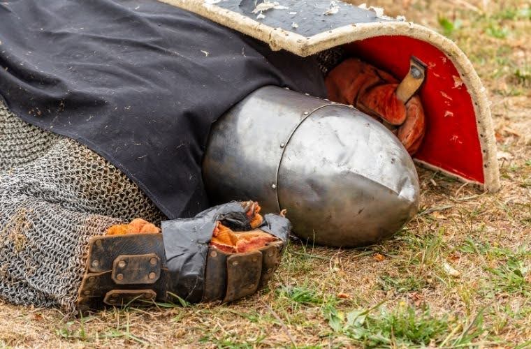 Rüyada ordunun bozguna uğradığını görmek. Rüyada düşmandan gizlendiğini görmek. Rüyada ordunun yenildiğini görmek.