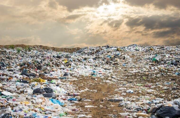 Rüyada çöplük görmek. Rüyada çöp temizlemek. Rüyada çöp yığını görmek. Rüyada çöp karıştırmak. Rüyada çöp toplamak.