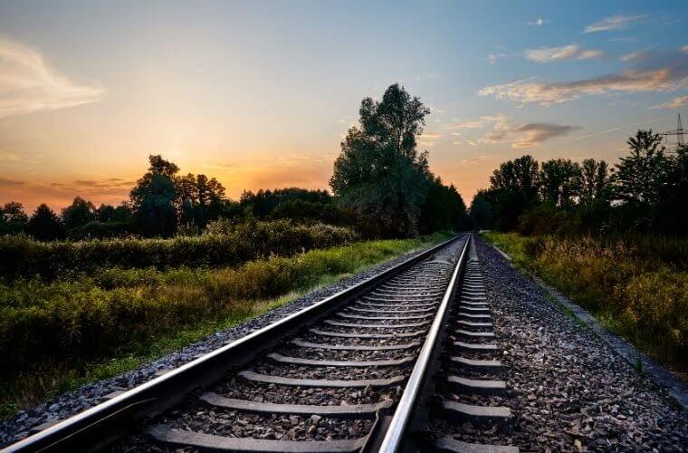 Rüyada demir yolu görmek. Rüyada tren rayları görmek. Rüyada demir yolunda yürümek. Rüyada demir yolu tabirleri.