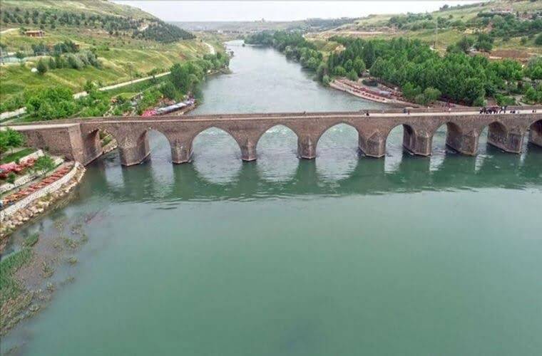 Rüyada Dicle nehrini görmek. Rüyada Dicle nehrinden su içmek. Rüyada Dicle nehrinde yüzmek. Rüyada dicle nehri tabirleri.