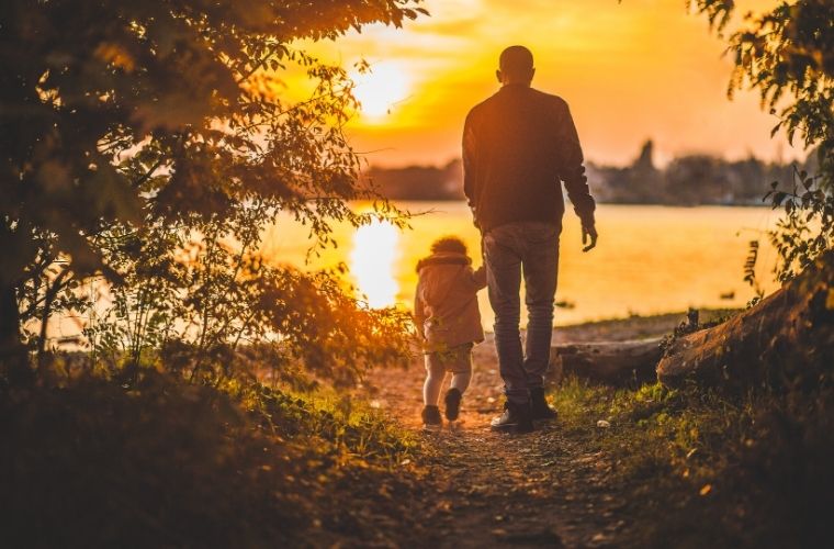 Rüyada ev reisi görmek, rüyada ev reisi olmak, rüyada ev reisi ile konuşmak, rüyada ev reisinin sinirli olduğunu görmek. Rüyada ev reisi tabirleri.