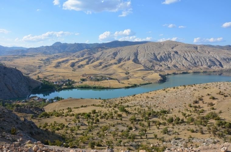 Rüyada fırat nehri görmek, rüyada fırat nehrinde yüzmek, rüyada fırat nehri kenarında yürümek. Rüyada fırat nehri görmek.