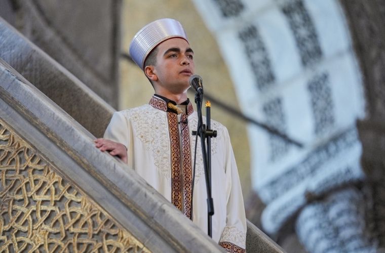 Rüyada minberde hutbe vermek, rüyada hutbe dinlemek, rüyada birinin hutbe okuduğunu görmek. Rüyada hutbe tabirleri.