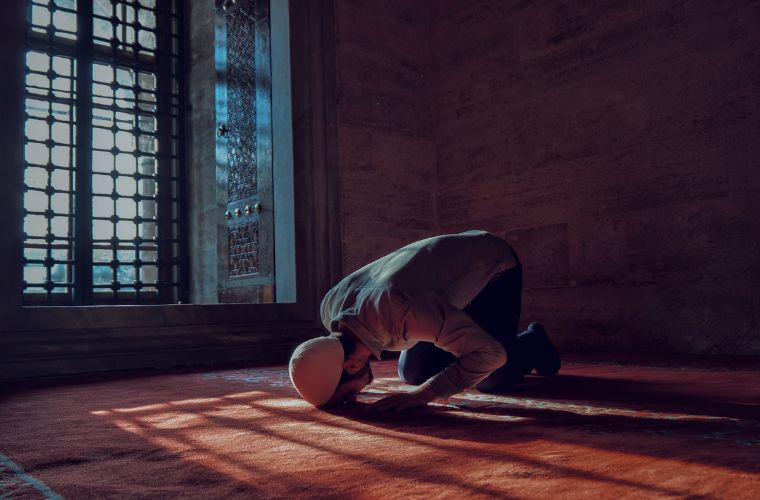 Rüyada namaz kılmak, rüyada ibadet eden insanları görmek, rüyada sessizce dua etmek. Rüyada ibadet tabirleri.