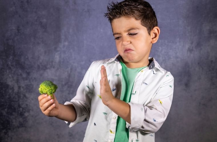 Rüyada iğrenç bir kokuyla karşılaşmak, rüyada iğrenç bir yemek görmek, rüyada iğrenmekten kaçmak. Rüyada iğrenç görmek tabirleri.