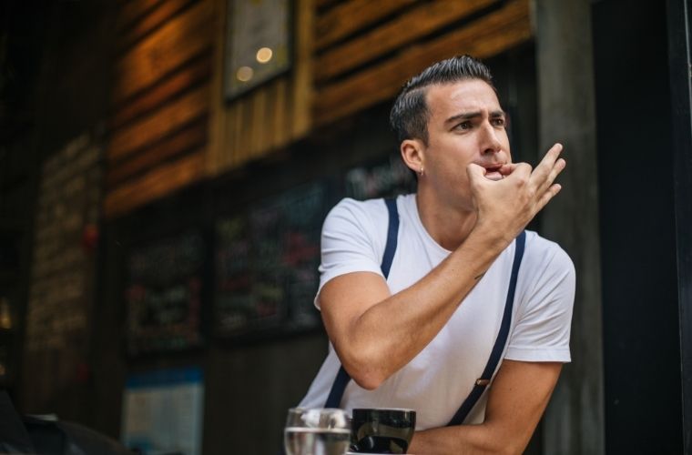 Rüyada ıslıkla birini çağırmak, rüyada ıslık sesine cevap vermek, rüyada ıslık çalarak yürümek. Rüyada ıslık çalmak tabirleri.