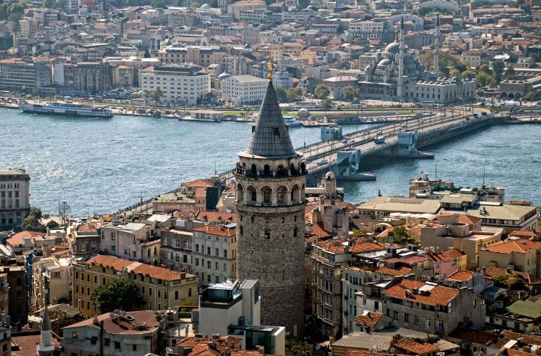 Rüyada İstanbul’u görmek, rüyada İstanbul Boğazı’nda yürümek, rüyada İstanbul’da tarihi mekanları gezmek, rüyada İstanbul manzarasını izlemek. Rüyada İstanbul tabirleri.