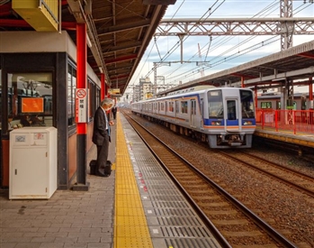 Rüyada tren istasyonunda yürümek, rüyada boş bir istasyonda beklemek, rüyada istasyonda trenin gelmesini izlemek. Rüyada istasyon tabirleri.