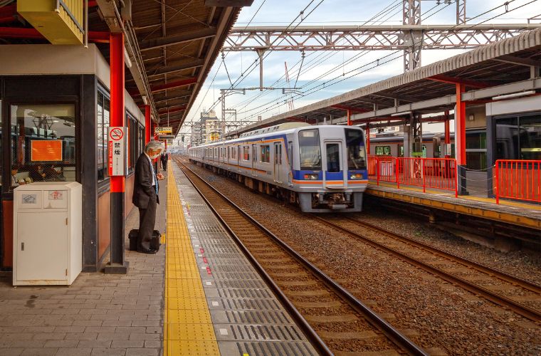 Rüyada istasyon görmek, rüyada tren istasyonunda yürümek, rüyada boş bir istasyonda beklemek, rüyada istasyonda trenin gelmesini izlemek. Rüyada istasyon tabirleri.