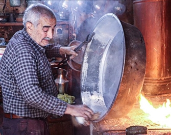 Rüyada kalay ustasını çalışırken izlemek, rüyada kalaycı ile pazarlık yapmak.