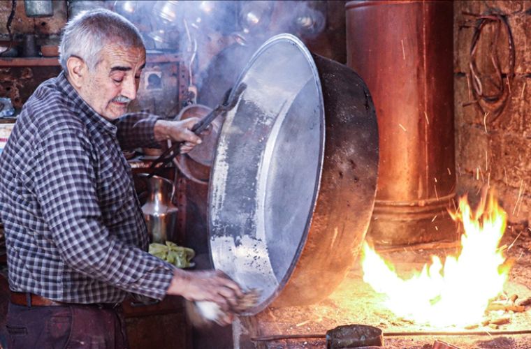 Rüyada kap kacak kalaylatmak, rüyada kalay ustasını çalışırken izlemek, rüyada kalaycı ile pazarlık yapmak.