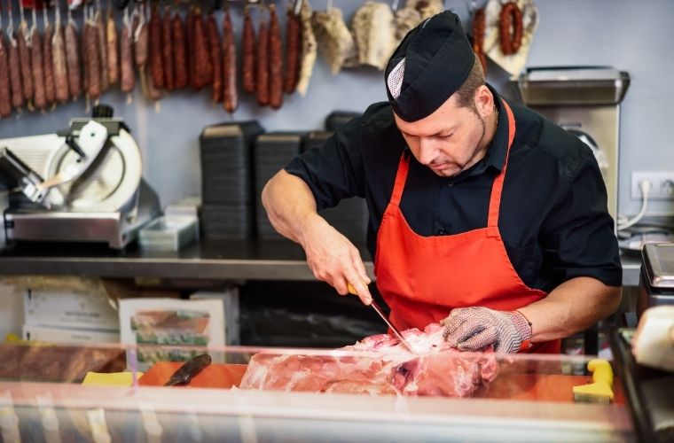 Rüyada kasapta etlerin asılı olduğunu görmek, rüyada kasapla pazarlık yapmak, rüyada kasapta et seçmek. Rüyada kasap tabirleri.