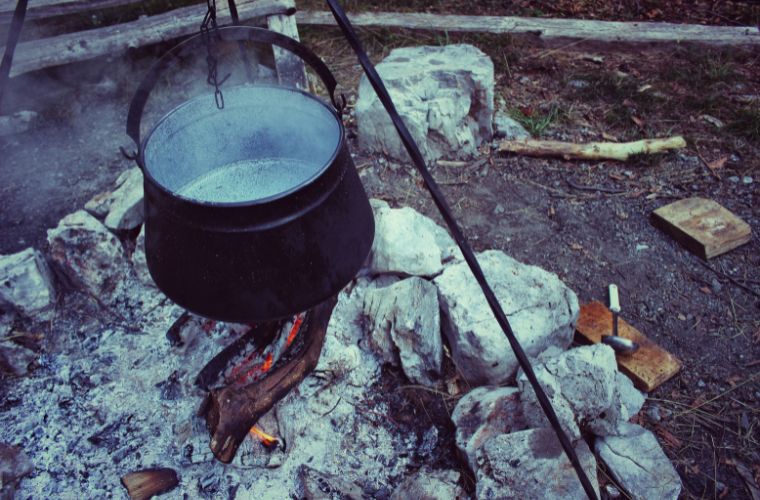 Rüyada büyük bir kazanda yemek kaynatmak, rüyada kazanı temizlemek, rüyada dolu bir kazanın kapağını açmak. Rüyada kazan tabirleri.