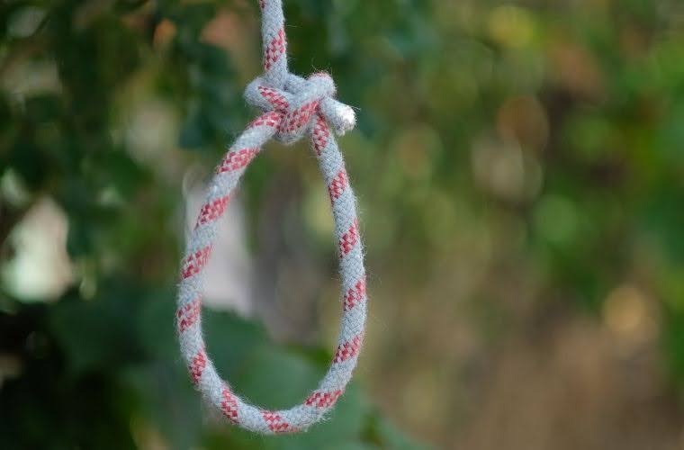 Rüyada kendini asarak boğduğunu görmek. Rüyada kendini asmak. Rüyada kendini boğmak.