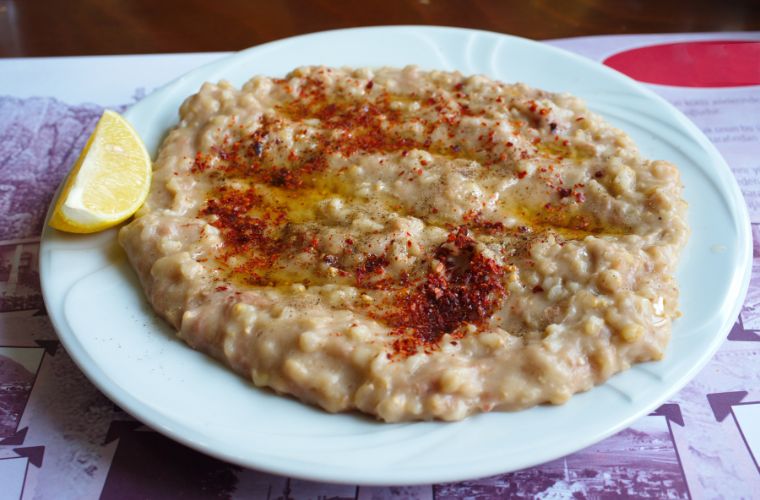 Rüyada sıcak keşkek yemek, rüyada keşkek pişirirken görmek, rüyada keşkek kazanını taşırken görmek ve rüyada kalabalığa keşkek dağıtmak.