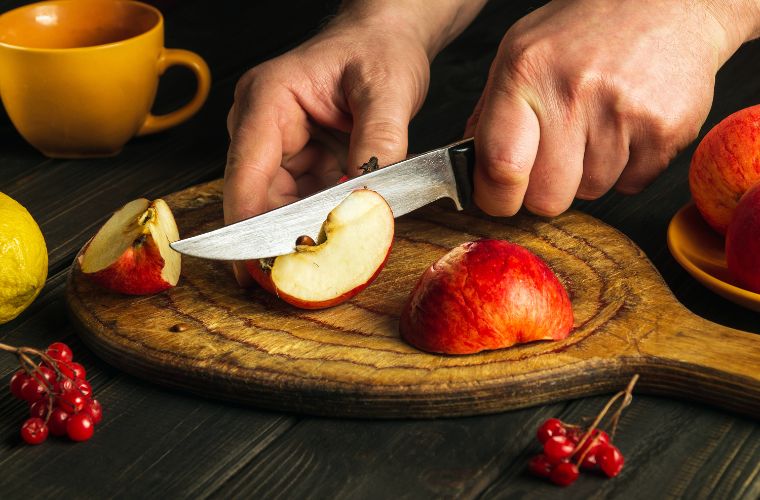 Rüyada kesmek, rüyada bıçakla ip kesmek, rüyada makasla kağıt kesmek, rüyada bir ağacı kesmek, rüyada kumaş keserken zorlanmak ve rüyada yanlış bir şeyi kesmek.