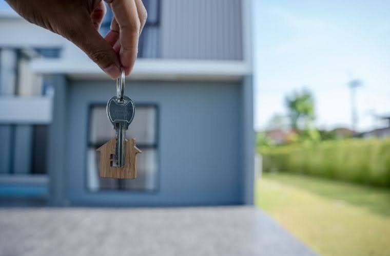 Rüyada kiraya vermek, rüyada bir evi kiraya verdiğini görmek, rüyada kiracıyla anlaşma yapmak, rüyada kiraya verdiğiniz yerden ödeme almak ve rüyada bir mülkü kiralık ilanına koymak.