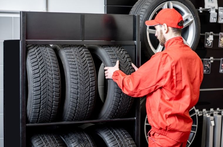 Rüyada lastikçi görmek, rüyada bir lastikçinin iş yapışını izlemek, rüyada lastikçide araç lastiği değiştirmek, rüyada lastikçinin dükkanında bulunmak ve rüyada lastikçiye ödeme yapmak.