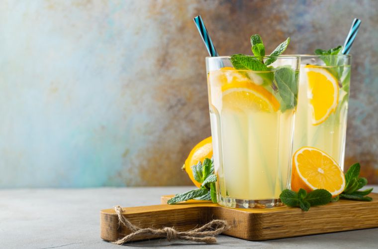 Rüyada limonata görmek, rüyada serinletici bir limonata içmek, rüyada limonata bardağını tutmak, rüyada limonata sürahisini doldurmak ve rüyada limonatanın tadını hissetmek.