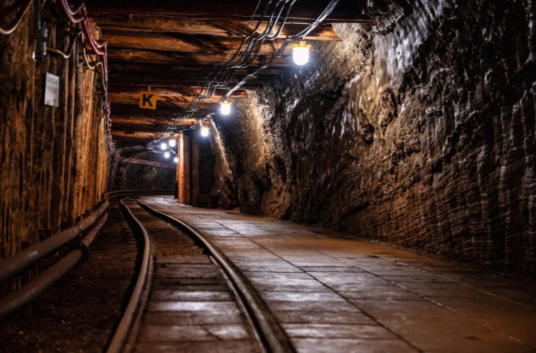 Rüyada maden ocağında ışık görmek, rüyada madenden taş toplamak, rüyada bir maden ocağını haritada aramak ve rüyada maden ocağının derinliklerine inmek.