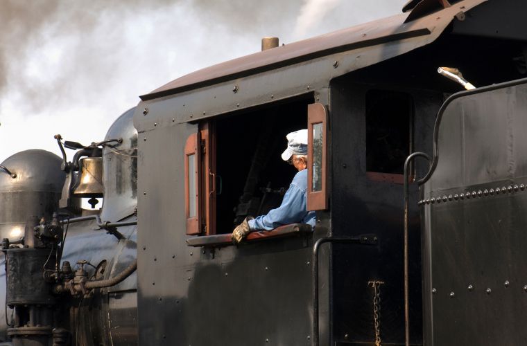 Rüyada makinistin tren kontrol paneline odaklandığını görmek, rüyada makinisti selamlamak, rüyada makinist ile bir yolculuk yapmak ve rüyada makinistin görevini dikkatle yerine getirdiğini izlemek.