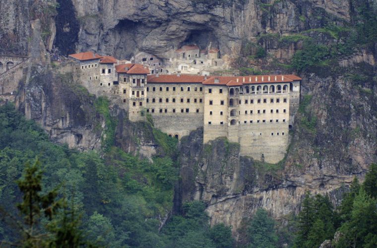 Rüyada manastırın kapısını açmak, rüyada manastırın avlusunda yürümek, rüyada manastırın eski taş duvarlarını incelemek ve rüyada manastırın sessizliğinde huzur bulmak.