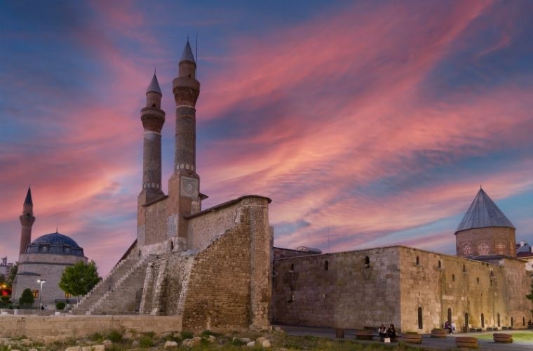 Rüyada minarenin zirvesini görmek, rüyada minareden ezan sesini duymak, rüyada minareye yaklaşmak, rüyada minarenin büyüklüğünü fark etmek ve rüyada minareyi görmekten huzur duymak.