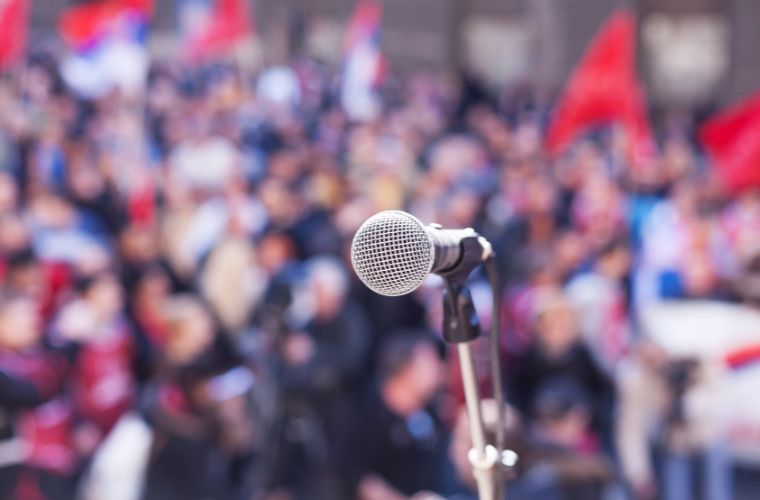 Rüyada mitingde kalabalık bir grubun arasında olmak, rüyada mitingde bir şeyler söylemek, rüyada miting alanında enerji dolu bir atmosferde bulunmak ve rüyada mitingde bir değişim için toplulukla bir araya gelmek.