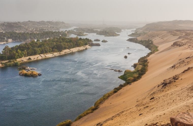 Rüyada Nil Nehri'nin sularında yüzmek, rüyada Nil Nehri'nin huzur veren manzarasını görmek, rüyada Nil Nehri'nin çevresinde gezmek ve rüyada Nil Nehri'nin sakin akışını izlemek.