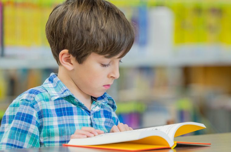 Rüyada kitap okurken huzur bulmak, rüyada bir şeyler okuyarak bilgi edinmek, rüyada ders çalışırken dikkatli olmak ve rüyada okuduğunuz şeylerin hayatınıza katkı sağladığını görmek.