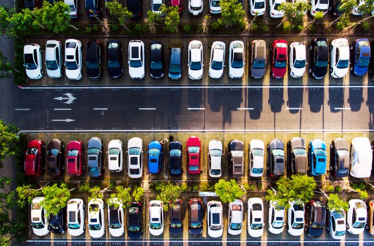 Rüyada otoparkta araç park etmek, rüyada otoparkta yer aramak, rüyada otoparkta kaybolmak ve otoparkta araç ile ilgili bir durum yaşamak.