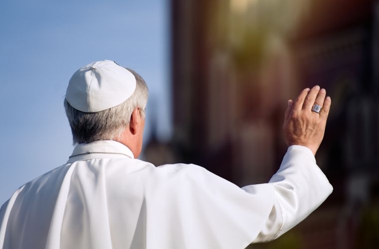 Rüyada papa ile konuşmak, rüyada papayı dua ederken görmek, rüyada papa ziyaret etmek vb. rüya tabirleri.