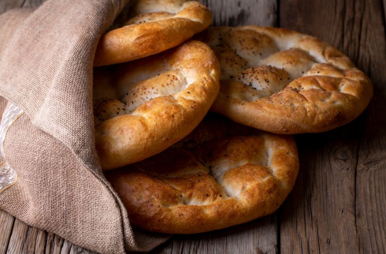 Rüyada sıcak pide yemek, rüyada ramazan pidesi görmek, rüyada pide yapmak vb. rüya tabirleri.