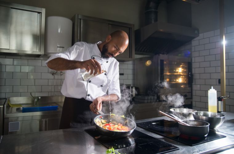 Rüyada fırında börek yapmak, rüyada ocakta çorba kaynatmak, rüyada tandırda ekmek pişirmek, rüyada tatlı hazırlamak, rüyada kömür ateşinde yemek yapmak vb. rüya tabirleri.