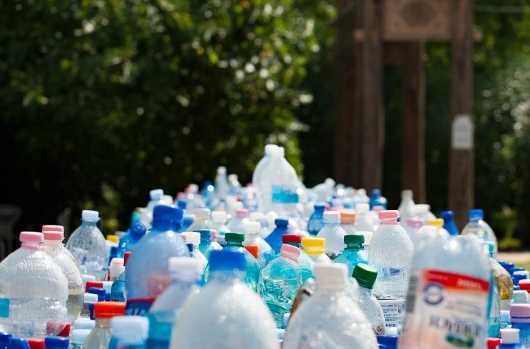 Rüyada plastik görmek, plastik şişe kullanmak, plastik bir eşya almak, plastik poşet görmek, plastikten yapılmış bir şeyin kırılması vb. rüya tabirleri.